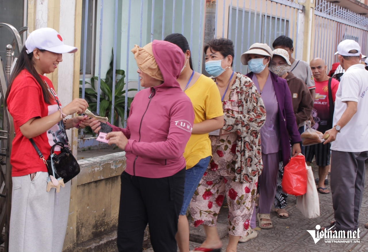 Ca thứ 3, nhóm bệnh nhân, người nuôi bệnh có hoàn cảnh khó khăn đang điều trị tại Bệnh viện Trưng Vương