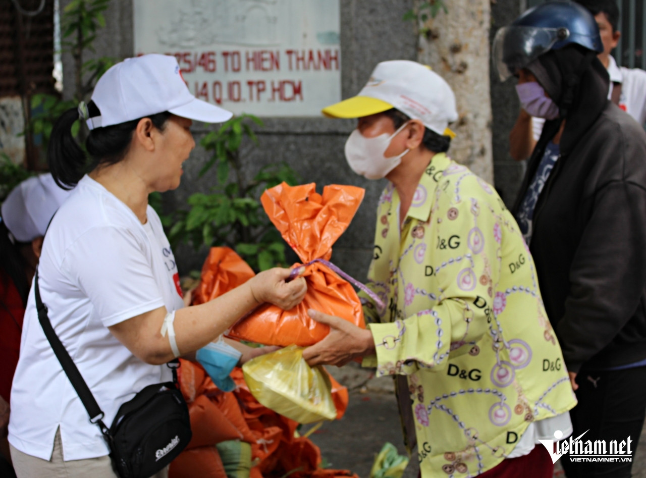 Ngoài các phần cơm, nếu mạnh thường quân hỗ trợ gạo, trái cây, sữa... nhóm của anh Thức cũng chia đều, phát tặng người đến mua cơm