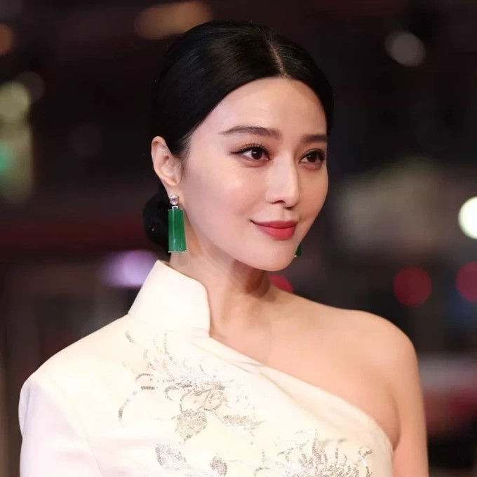 Phạm Băng Băng đeo đôi bông tai đá thạch anh. Toàn bộ nữ trang ngọc của ngôi sao đều là tài sản cá nhân, không phải hàng được nhãn hàng cho mượn - một nguồn tin tiết lộ.