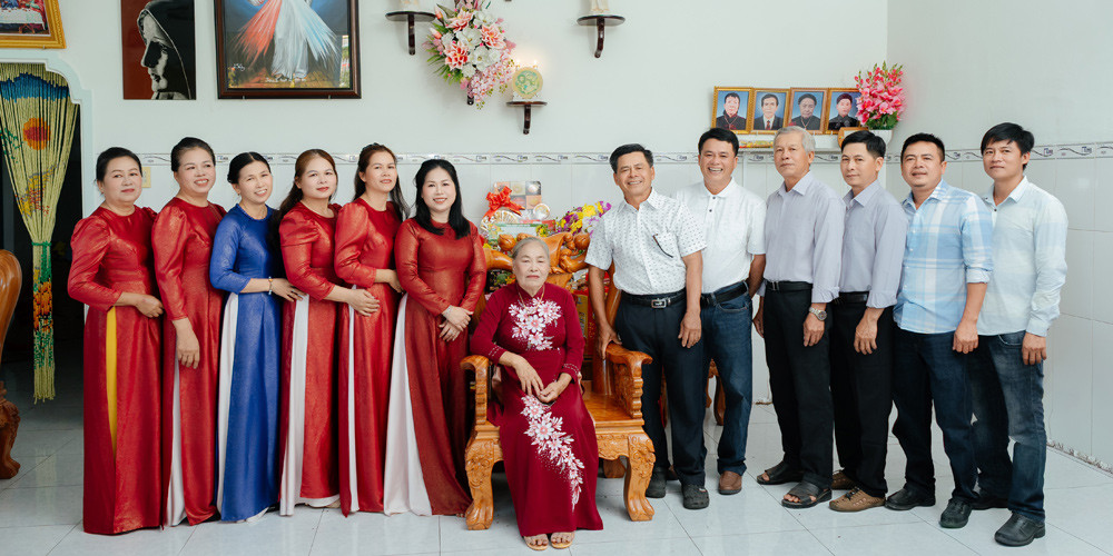 Cụ Quý bên các con