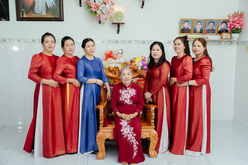 Cụ Quý bên các con gái 