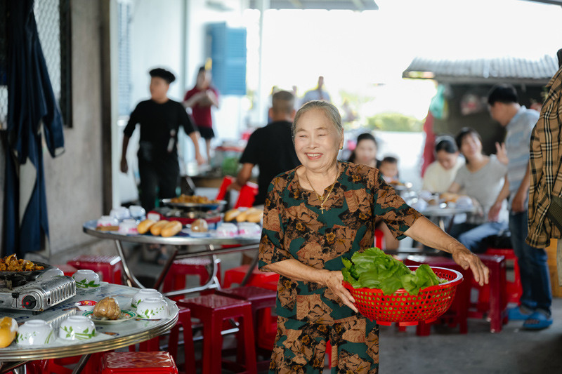 Cụ Quý hạnh phúc khi nhìn đàn con cháu sum vầy 