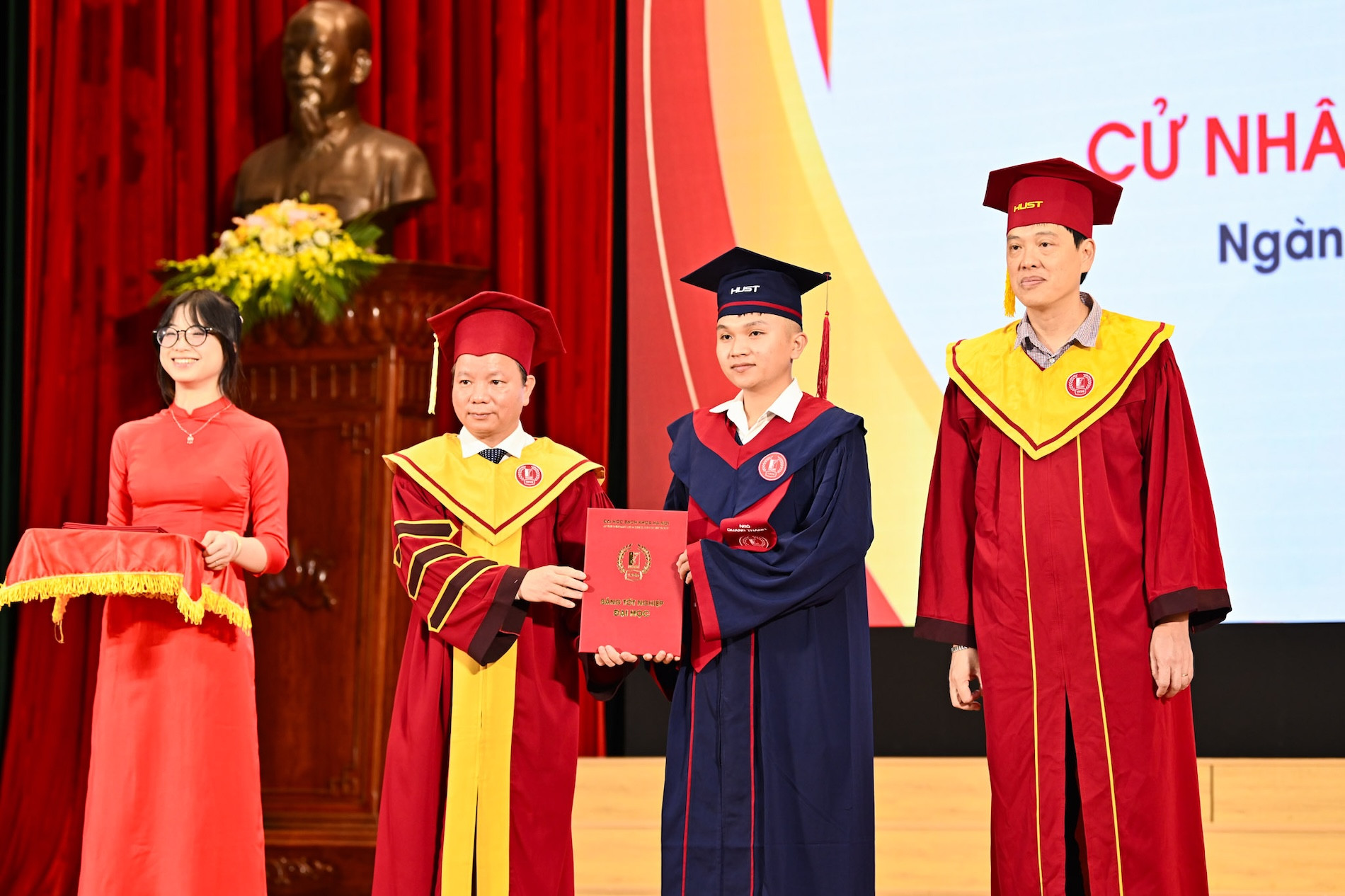 Lãnh đạo Đại học Bách khoa Hà Nội trao bằng cho sinh viên trong lễ tốt nghiệp.