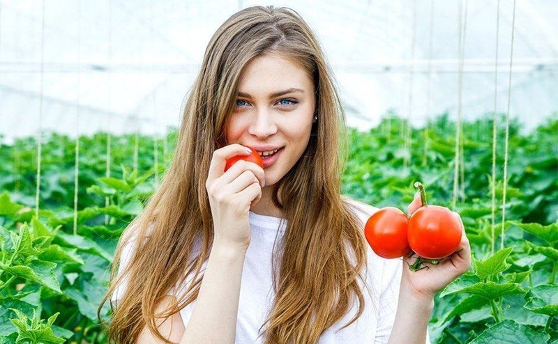 Cà chua là một trong những thực phẩm giàu lycopene nhất – hoạt chất chống oxy hóa nổi tiếng có khả năng trung hòa gốc tự do do ánh nắng mặt trời tạo ra. Nhiều nghiên cứu cho thấy lycopene có thể hỗ trợ giảm mức độ tổn thương da do tia UV, hạn chế hiện tượng đỏ rát và sạm màu sau khi tiếp xúc nắng lâu.