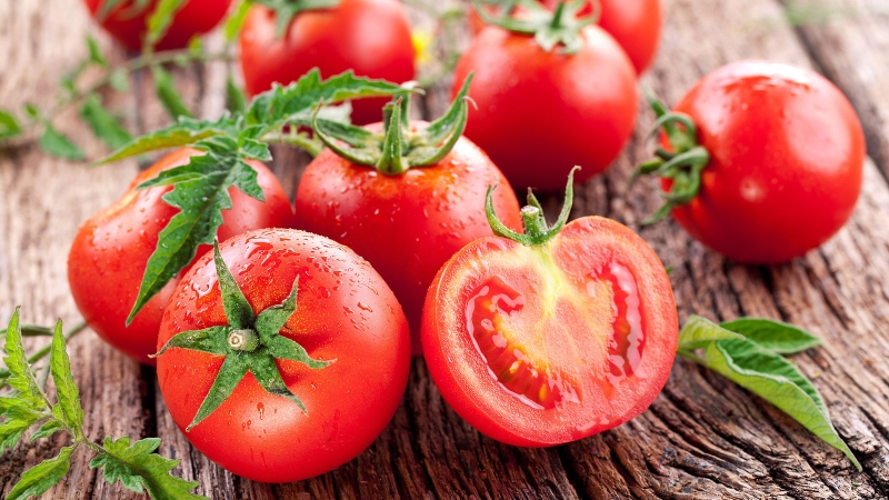 Điểm thú vị là lycopene trong cà chua chín nấu chín với dầu oliu còn dễ hấp thu hơn cà chua sống. Vì vậy, các món như sốt cà chua, canh cà hay salad cà chua trộn dầu oliu đều rất tốt cho làn da mùa hè. Ngoài khả năng chống oxy hóa, cà chua còn chứa vitamin A và C giúp hỗ trợ tái tạo tế bào da, làm da sáng khỏe hơn theo thời gian.