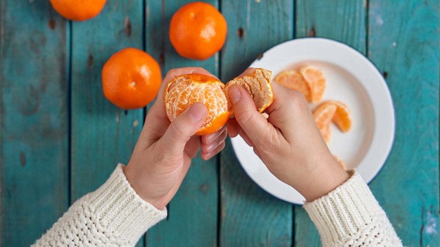 Nhiều chuyên gia dinh dưỡng cho biết phụ nữ sau tuổi 40 càng cần bổ sung vitamin C đều đặn vì khả năng tái tạo collagen tự nhiên của cơ thể đã suy giảm đáng kể. Không chỉ tốt cho da, trái cây họ cam quýt còn hỗ trợ tăng đề kháng và giúp cơ thể phục hồi tốt hơn trong thời tiết nắng nóng.