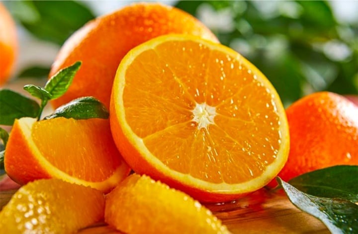 Vitamin C là thành phần quan trọng giúp cơ thể tổng hợp collagen – loại protein quyết định độ đàn hồi và săn chắc của làn da. Các loại quả họ cam quýt như cam, quýt, bưởi, chanh chứa lượng vitamin C dồi dào, đồng thời hỗ trợ giảm oxy hóa và cải thiện sắc tố da.