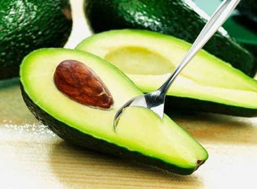 Ngoài ra, bơ tạo cảm giác no lâu và hỗ trợ kiểm soát cân nặng – điều nhiều phụ nữ U40 đặc biệt quan tâm.