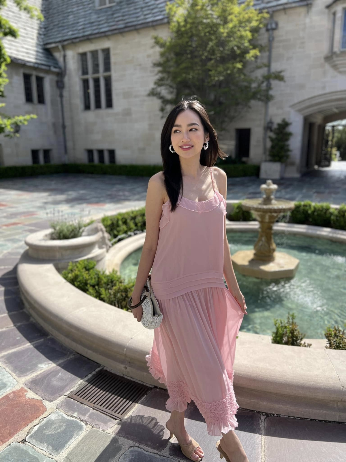 Ngoài những thiết kế ôm dáng, cô còn có nhiều đầm phom rộng, tạo sự thoải mái khi đi mua sắm, dạo chơi, nghỉ dưỡng hoặc dự tiệc.