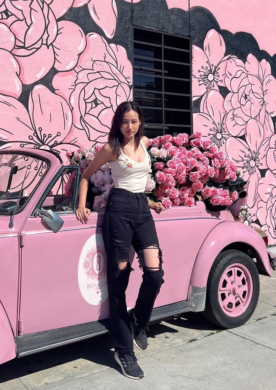 Thỉnh thoảng, Trúc Diễm chọn những thiết kế mang chất bụi bặm và phóng khoáng như quần jeans rách, phối áo ba lỗ, áo hai dây.