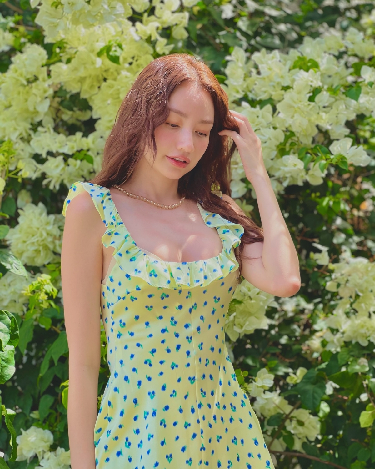 Cô thường mặc váy midi in hoa nhí, xếp bèo, chất liệu voan hoặc cotton có màu sắc tươi sáng.