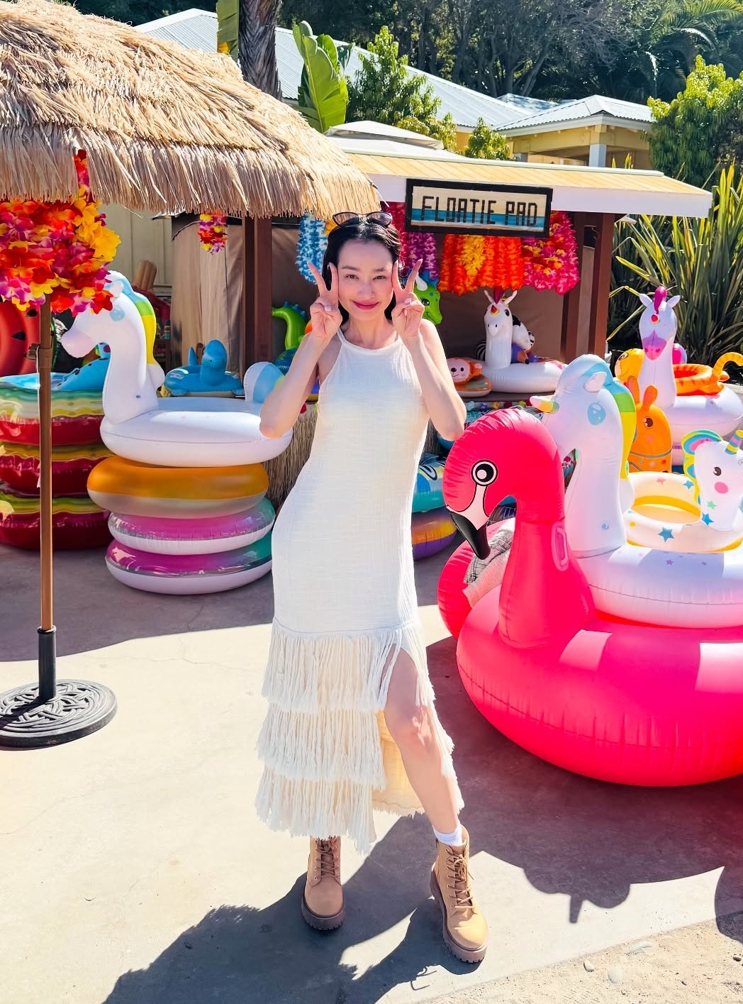 Cô thể hiện phong cách boho, hướng đến tinh thần tự do, khi diện đầm tua rua phối giày da lộn.