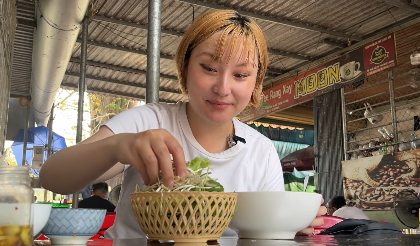 Khách Nhật vượt xa tới Huế vì mê món đặc sản 30.000 đồng, ăn 6 lần chưa chán - 1