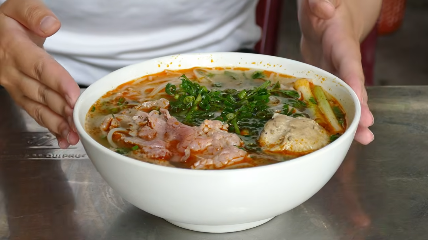 Tô bún bò Huế hấp dẫn hai vị khách Nhật có giá 30.000 đồng