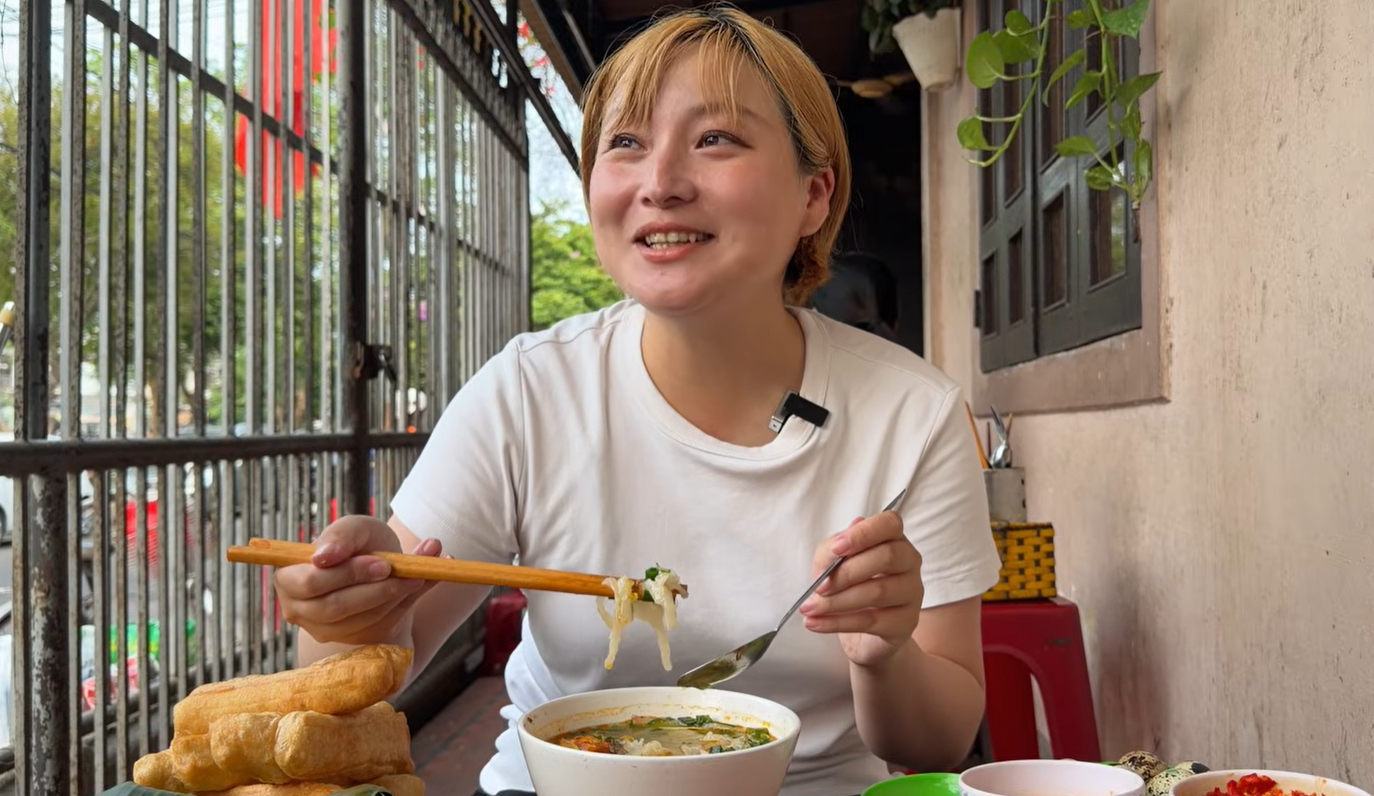 Trong chuyến du lịch Huế, nữ du khách người Nhật còn thưởng thức cả món bánh canh cá lóc