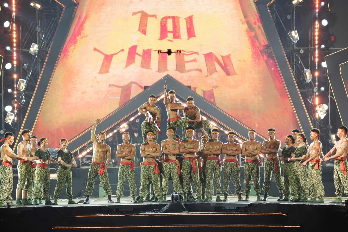 Tối 9/5, Concert Sao Nhập Ngũ 2026 đã chính thức diễn ra ở Khu Liên hiệp Thể thao Mỹ Đình, thu hút gần 20.000 khán giả. Đêm nhạc kéo dài gần 5 giờ, được chia thành ba chương Xung phong, Nhật ký và Đối thoại tuổi đôi mươi - lấy cảm hứng từ vẻ đẹp lý tưởng của những người lính cụ Hồ đã gác lại thanh xuân riêng, xung phong ra trận vì độc lập tự do dân tộc.