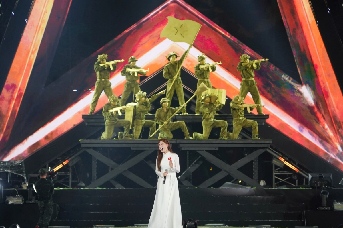Ở chương đầu tiên - Xung phong, Sao Nhập Ngũ Concert đưa khán giả trở về với một mùa hè rực lửa, về những ngày tháng hừng hực khí thế của những chàng trai, cô gái thanh niên đã tạm gấp lại những trang sách học đường, gác lại những rung động đầu đời để khoác lên mình màu xanh áo lính, cùng lời thề quyết chiến vì độc lập tự do.