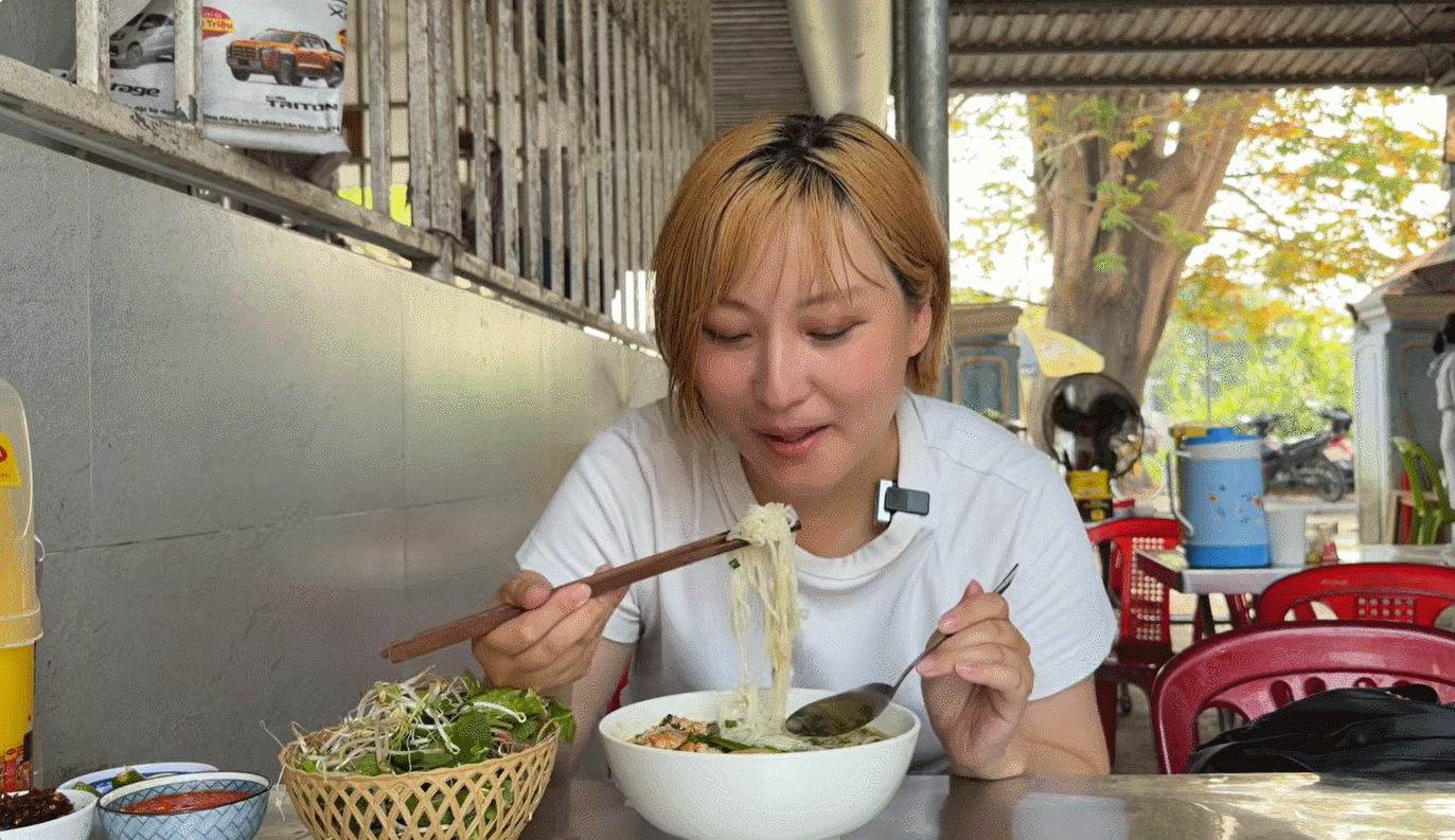 Misuzu không giấu nổi biểu cảm thích thú khi thưởng thức bún bò Huế