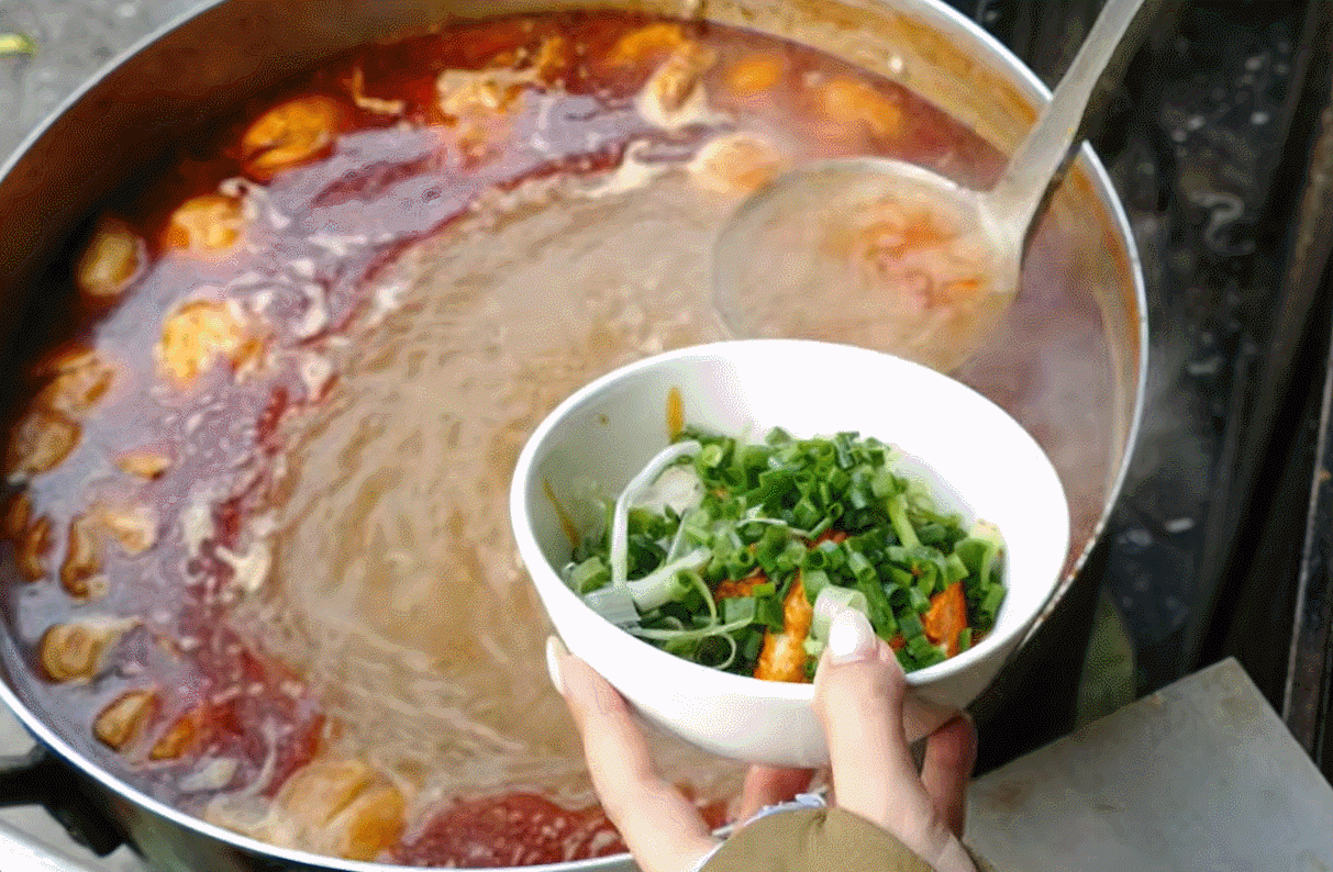Món bánh canh cá lóc được người Huế và du khách thập phương yêu thích