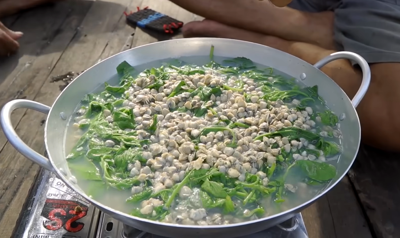 Hến nấu canh cải trời là món ngon thanh mát được nhiều người miền Tây yêu thích. Ảnh: Nét Quê