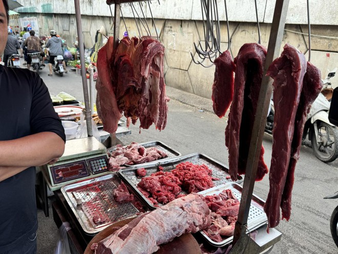Các đối tượng đã dùng hoá chất để ngâm thịt lợn thành thịt bò và dùng hoá chất ngâm thịt bò để thịt trở nên tươi hơn. Ảnh: CACC.