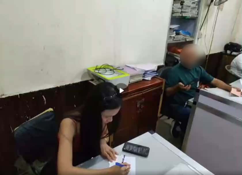 Yến La trình báo tại đồn cảnh sát. Ảnh từ clip NVCC