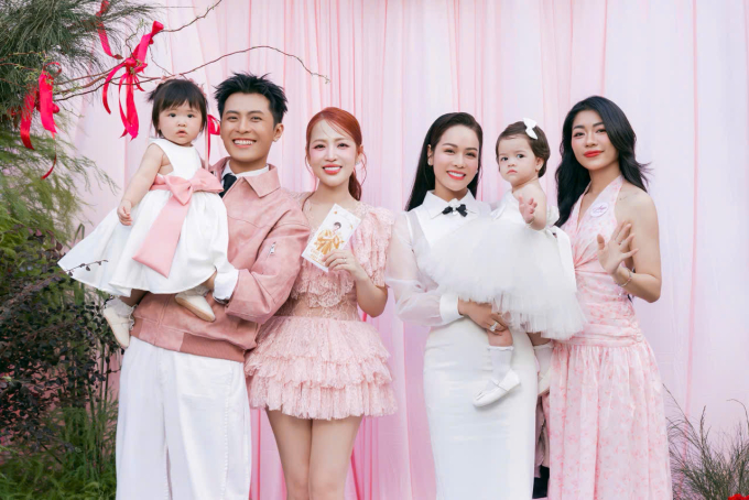 Helen (phải) bên cạnh vợ chồng Puka - Tuấn Kiệt và ca sĩ Nhật Kim Anh. Ảnh: NVCC