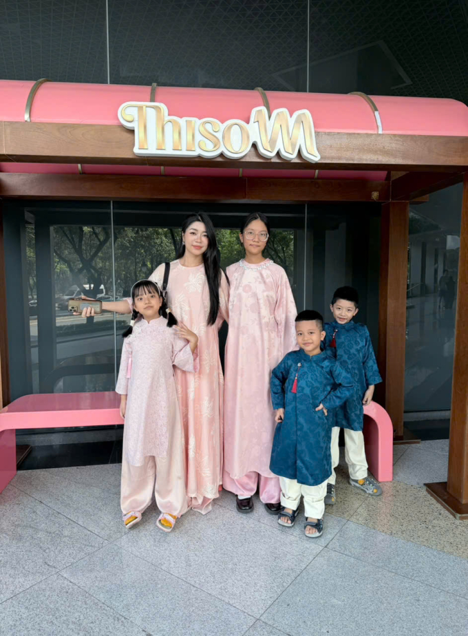 Helen Nguyễn bên 4 con, lần lượt sinh năm 2013, 2018, 2020 và 2021. Ảnh: NVCC