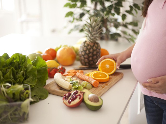 Kiểm soát cân nặng khi mang thai giúp mẹ bầu khỏe mạnh và giảm rủi ro biến chứng.