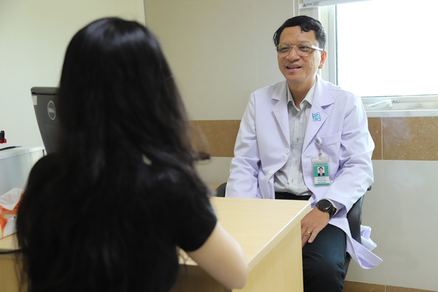 BS.CKII Lâm Hiếu Minh tư vấn tâm lý cho một học sinh bị rối loạn lo âu. Ảnh: P.T.