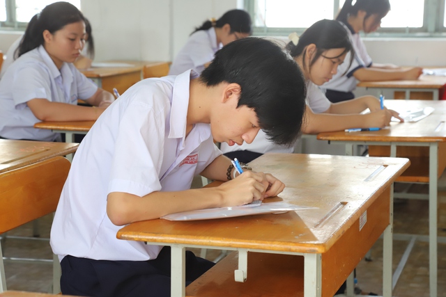 Học sinh nên chia sẻ với cha mẹ, giáo viên hoặc chuyên viên tâm lý học đường để giảm bớt áp lực của mình. Ảnh: P.T.