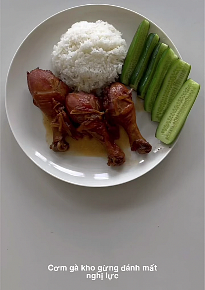 Nữ ca sĩ cũng thực hiện thành công những món kho khác như gà kho gừng, thành phẩm quá ngon khiến cô đánh mất nghị lực.