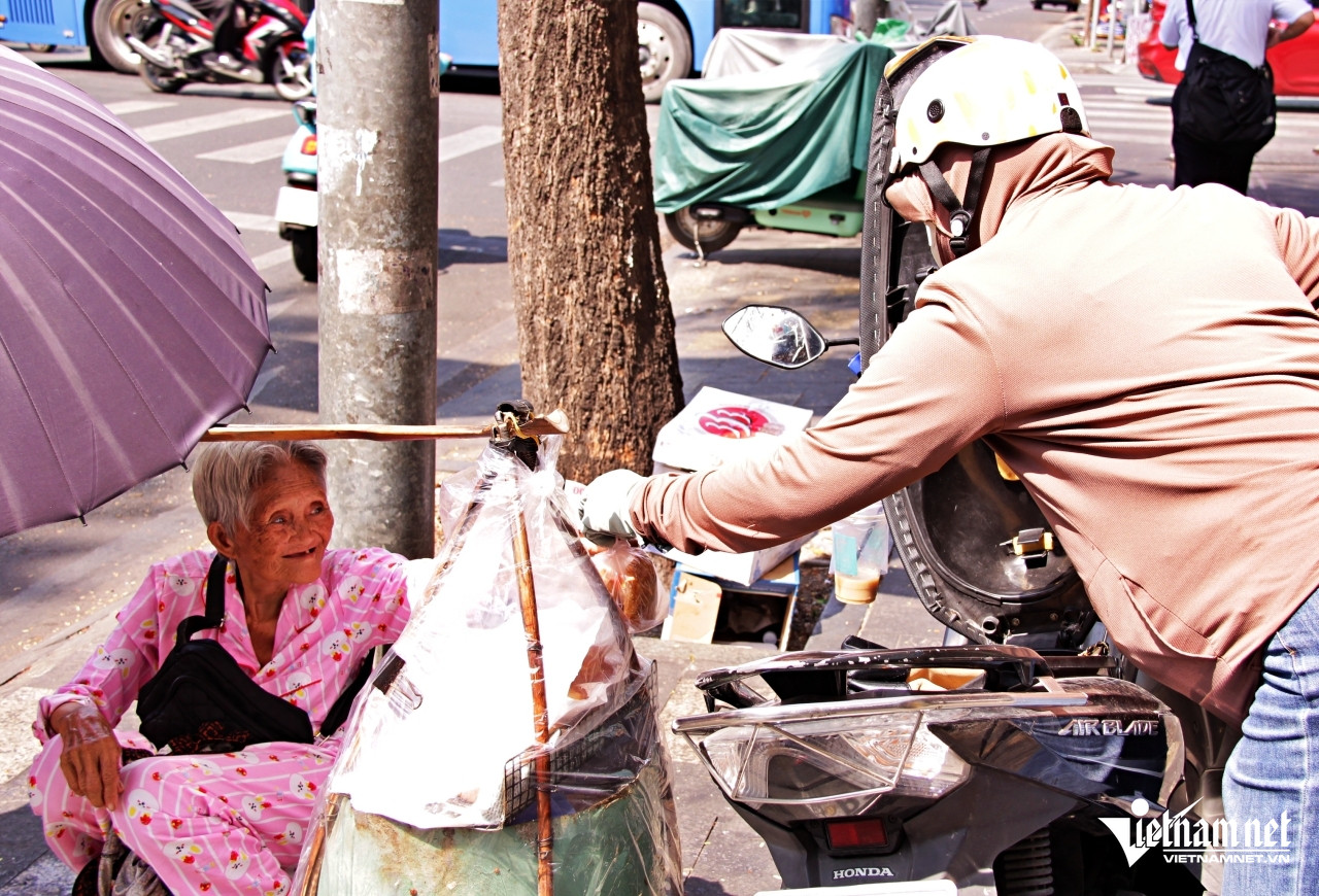 Cụ bà bán bánh ở tuổi 82, mong có đủ tiền đưa tro cốt của con trai từ tỉnh Bến Tre cũ lên TPHCM để tiện trông nom, hương khói