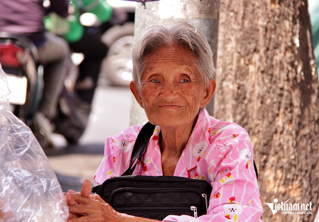 Cụ Hoa mong ước sớm đủ tiền để có thể đưa tro cốt của con lên TPHCM trông nom, hương khói