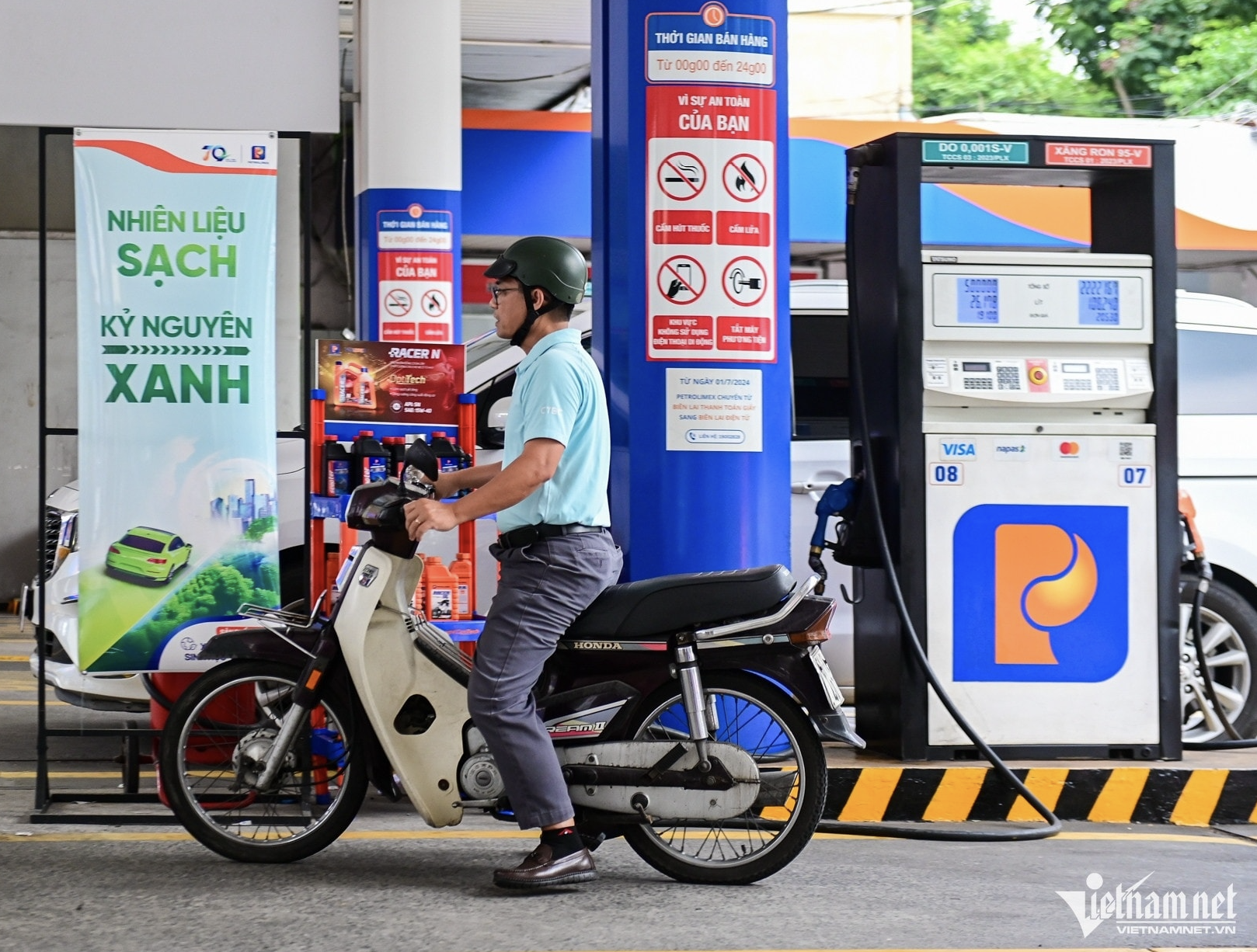Xăng E10 đang được bán tại nhiều cửa hàng xăng dầu ở nước ta. Ảnh: Nguyễn Huế