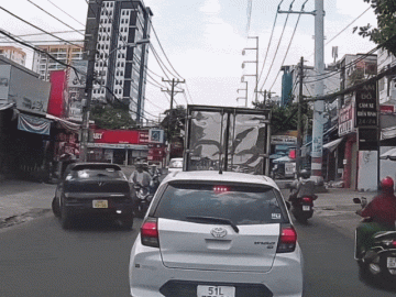 Clip: Tài xế lùi ô tô xoay tròn, tông loạn xạ ở phố đông