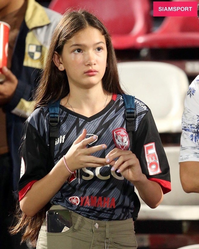 Thanh Giang cũng từng có mặt trong player escort (đội hình trẻ em dắt tay các cầu thủ ra sân trước trận đấu), dắt tay anh trai Đặng Văn Lâm ra sân khi còn là thủ môn của Muangthong United.