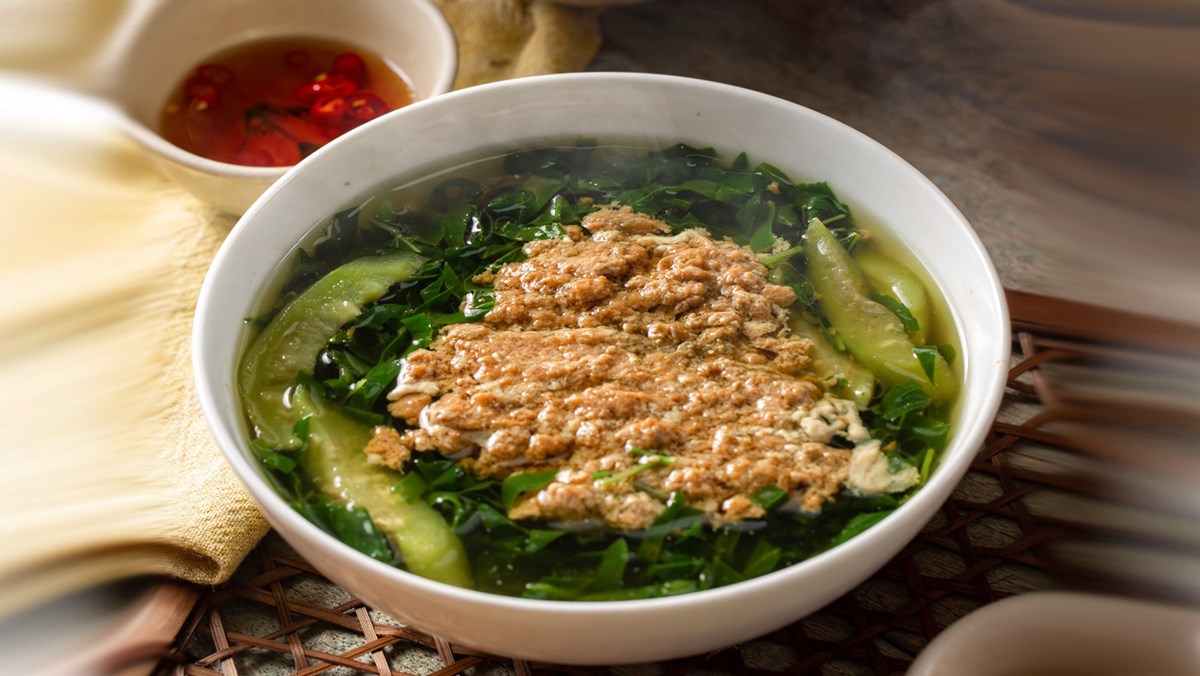 Canh cua rau đay mồng tơi là sự hòa quyện của nhiều loại rau nhớt, tạo nên hương vị độc đáo và hấp dẫn. Món ăn này rất thích hợp để thưởng thức trong những ngày hè oi ả, giúp cơ thể thanh nhiệt, giải khát hiệu quả.