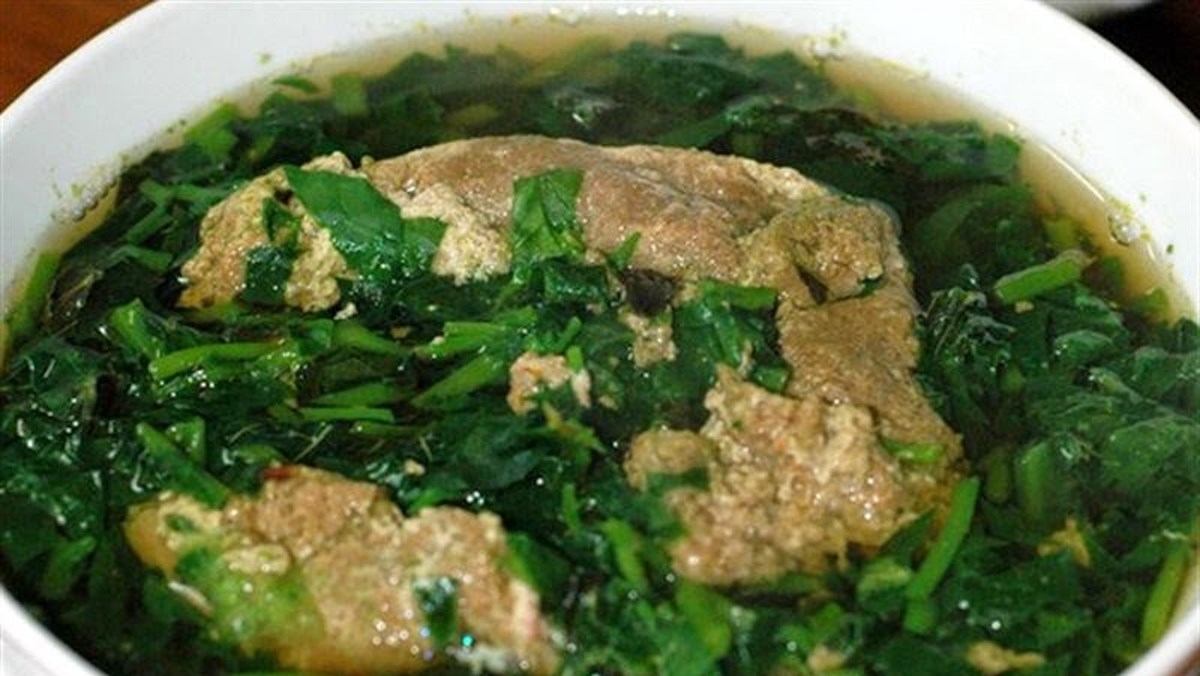 Nhắc đến rau đay nấu gì ngon, không thể bỏ qua món canh cua rau đay truyền thống. Đây là biểu tượng của ẩm thực đồng quê Việt Nam, với hương vị đặc trưng của cua đồng, vị thanh mát của rau đay và chút béo ngậy từ gạch cua. Món ăn này không chỉ là món ăn giải nhiệt tuyệt vời mà còn cung cấp nhiều canxi và protein. Để có nồi canh ngon, hãy chọn cua đồng tươi sống và sơ chế rau đay thật kỹ nhé.