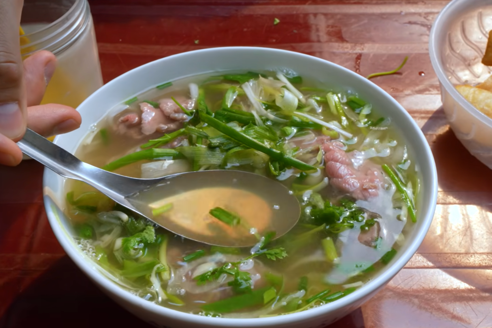 Khách Mỹ thử 6 món phở trong 1 ngày ở Hà Nội, phát hiện điều bất ngờ - 2