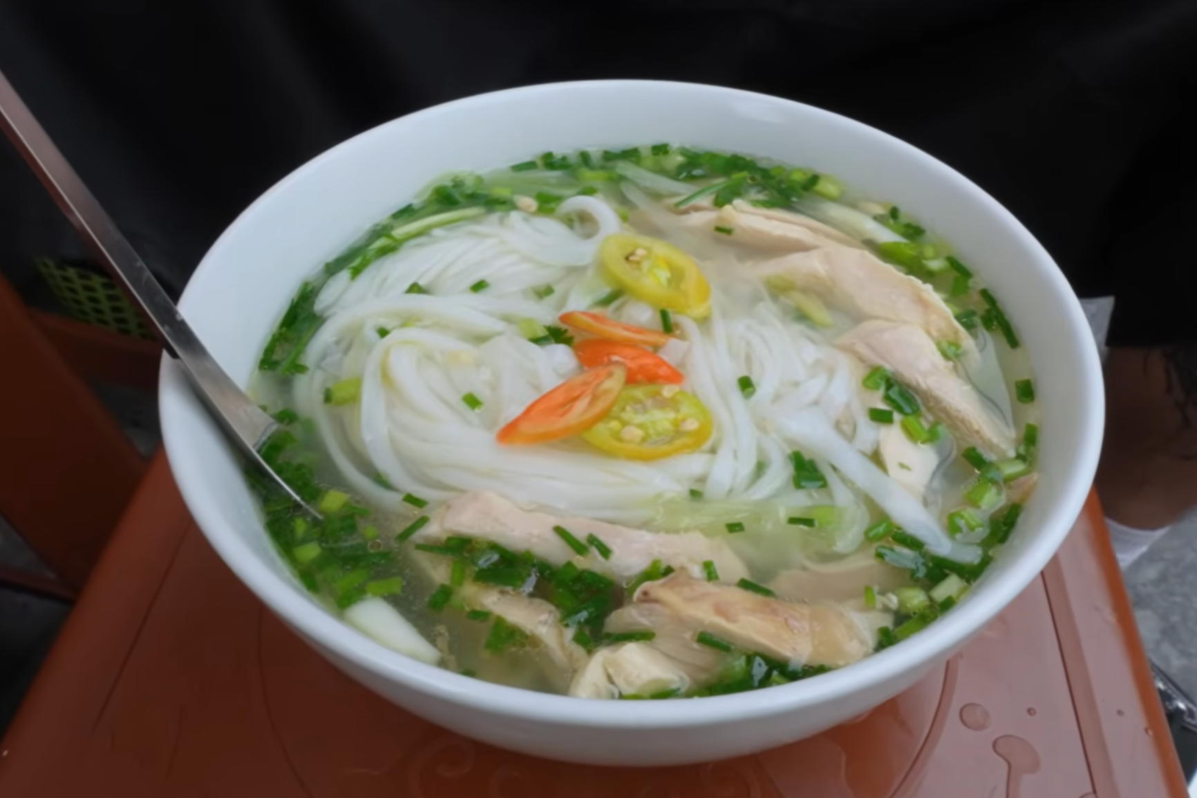 Bát phở gà đầy đặn, nước dùng thơm, đậm đà. Nguồn: YouTube IN THE KUT