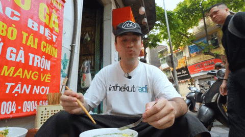 Nam du khách gật gù thưởng thức phở. Nguồn: YouTube IN THE KUT