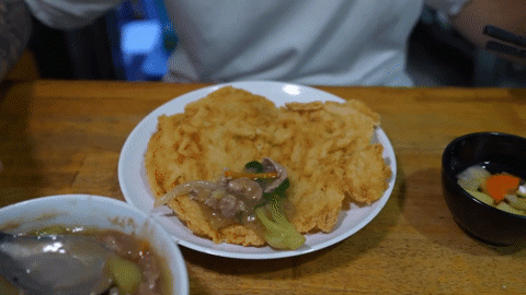 Cách ăn độc đáo của phở chiên giòn. Nguồn: YouTube IN THE KUT