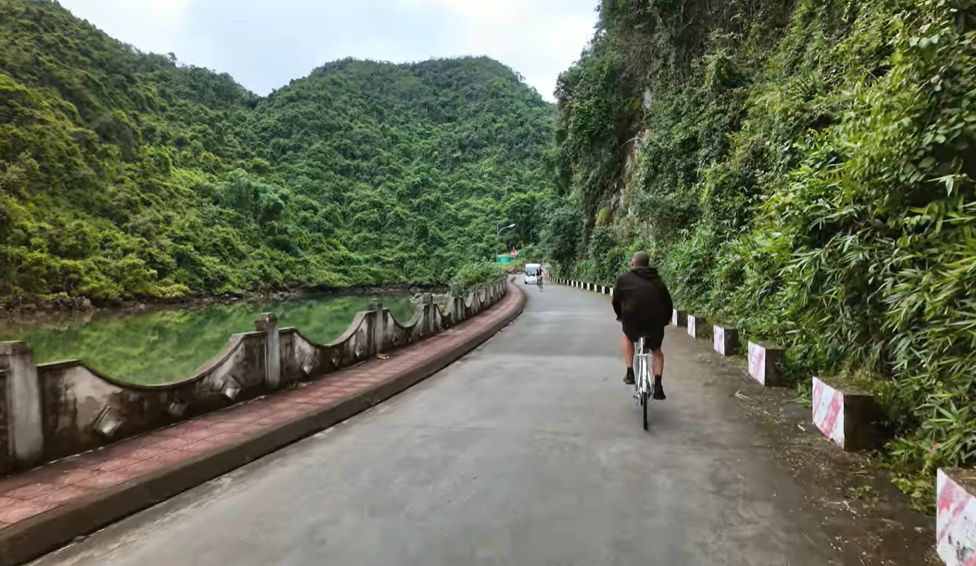 Diana đạp xe khám phá làng Việt Hải. Ảnh: Diana Neven