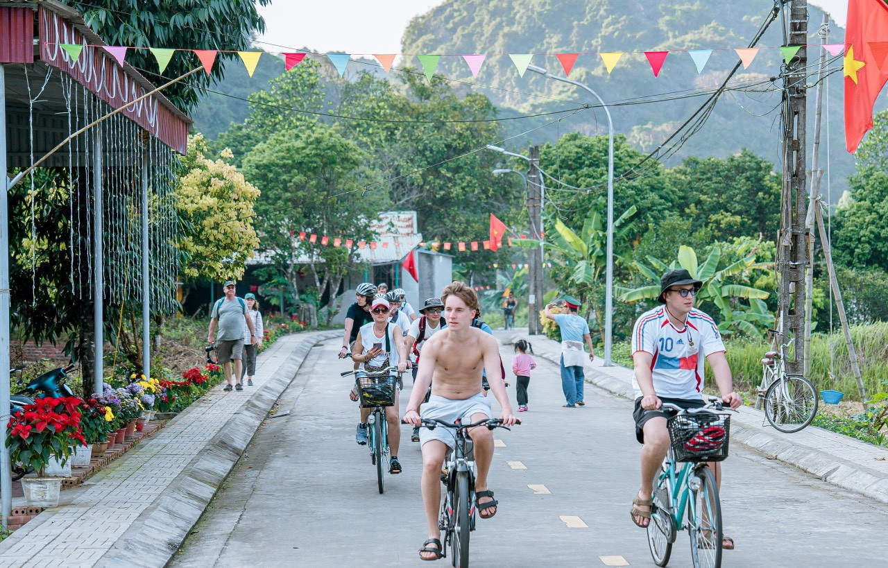 Khách Tây mê mẩn ngôi làng trăm tuổi không ô tô, xe máy ở Hải Phòng - 7