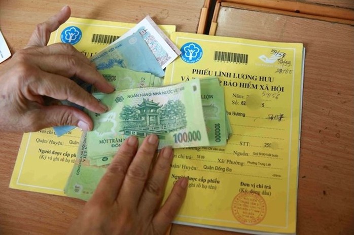 Người dân nhận lương hưu, trợ cấp BHXH tại điểm chi trả. Ảnh: Hải Nguyễn