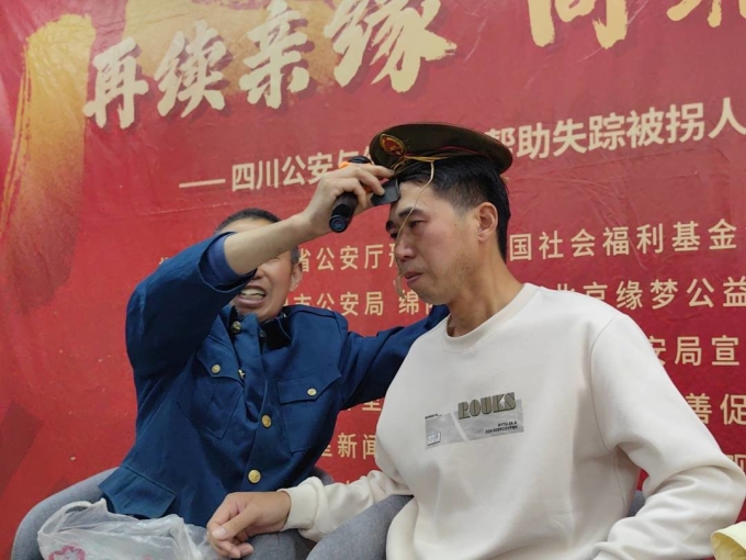 Ông Đặng Chương Hóa đội cho con trai chiếc mũ quân đội mà con thích khi còn nhỏ. Ảnh: Sina