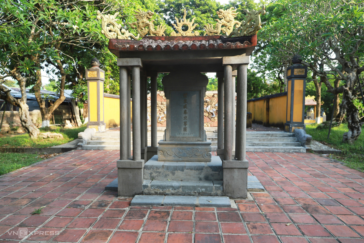 Nơi an nghỉ của hai vua triều Nguyễn bị lưu đày - 2