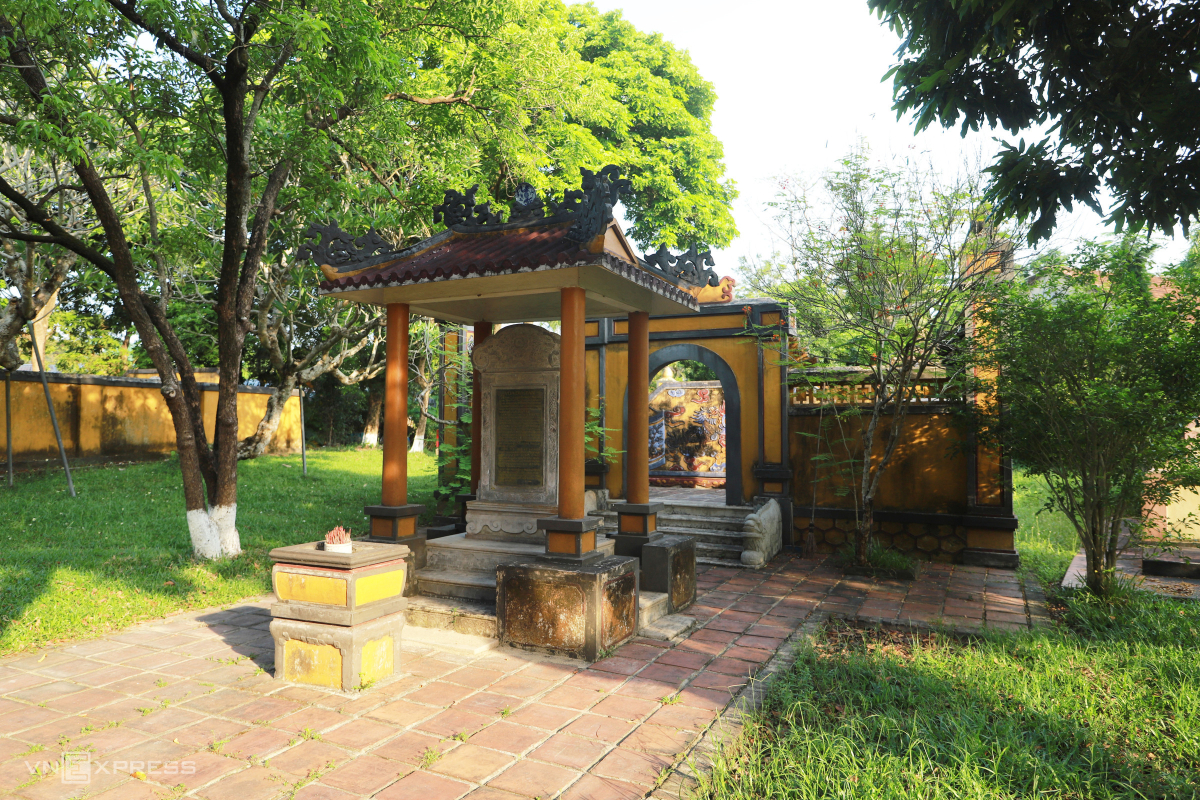 Nơi an nghỉ của hai vua triều Nguyễn bị lưu đày - 8