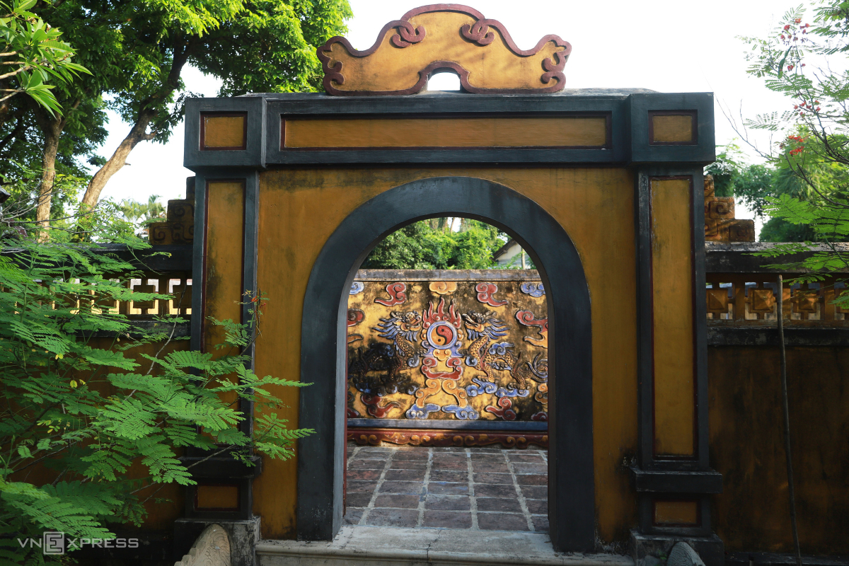 Nơi an nghỉ của hai vua triều Nguyễn bị lưu đày - 10